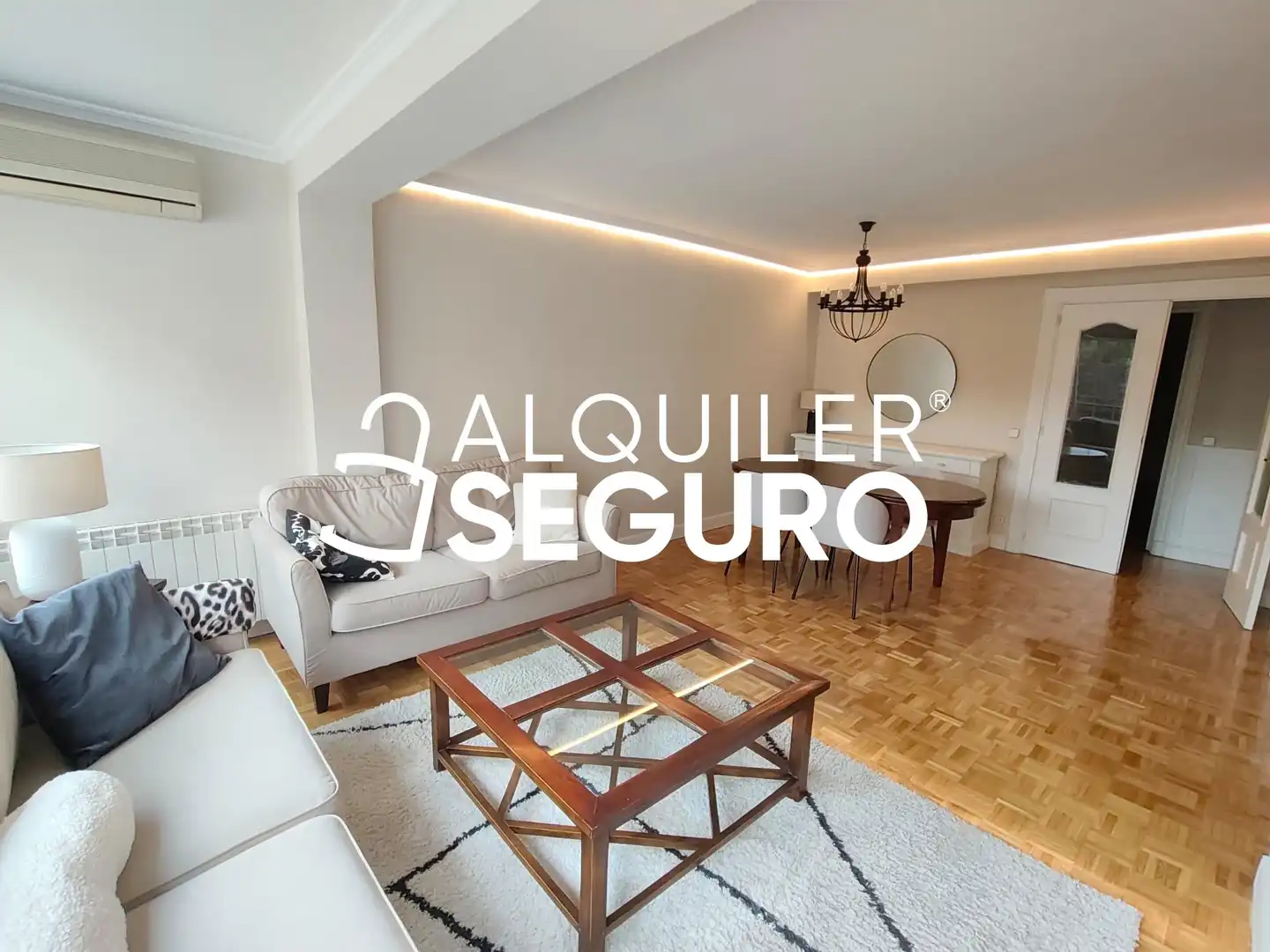 Sala d'estar de Pis de lloguer en Madrid amb Calefacció, Piscina i Moblat