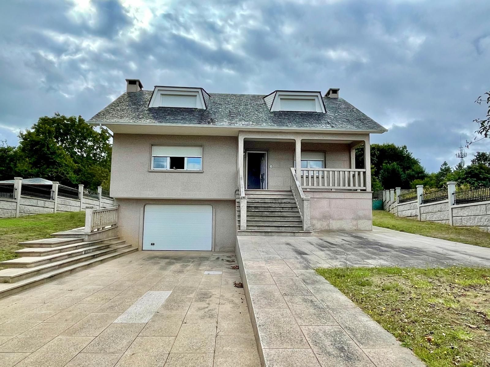 Vista exterior de Casa o xalet en venda en Lugo Capital amb Calefacció, Jardí privat i Parquet