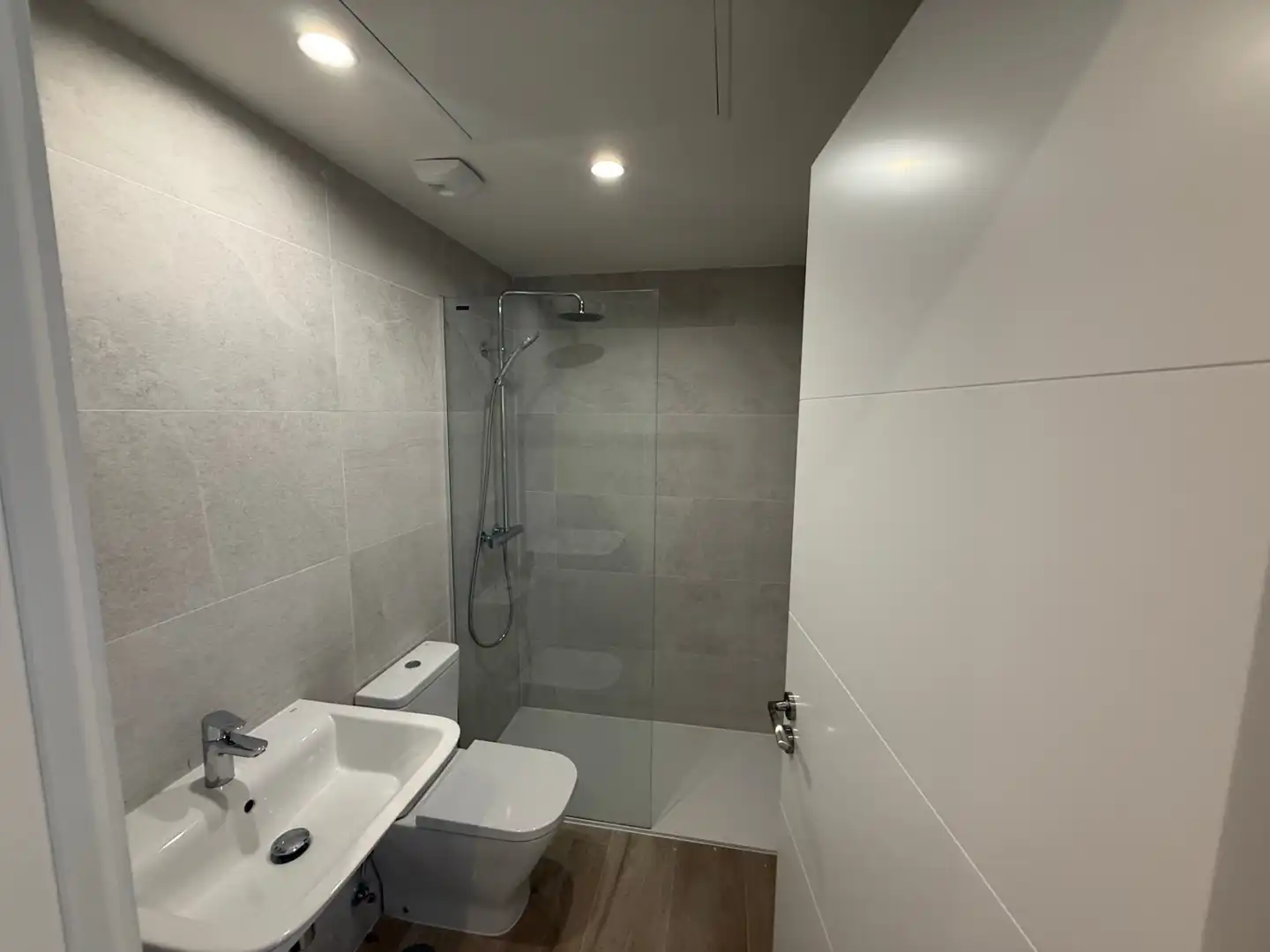 Bathroom of Flat for rent in Madrid  with Heating, Terrace and Storage room