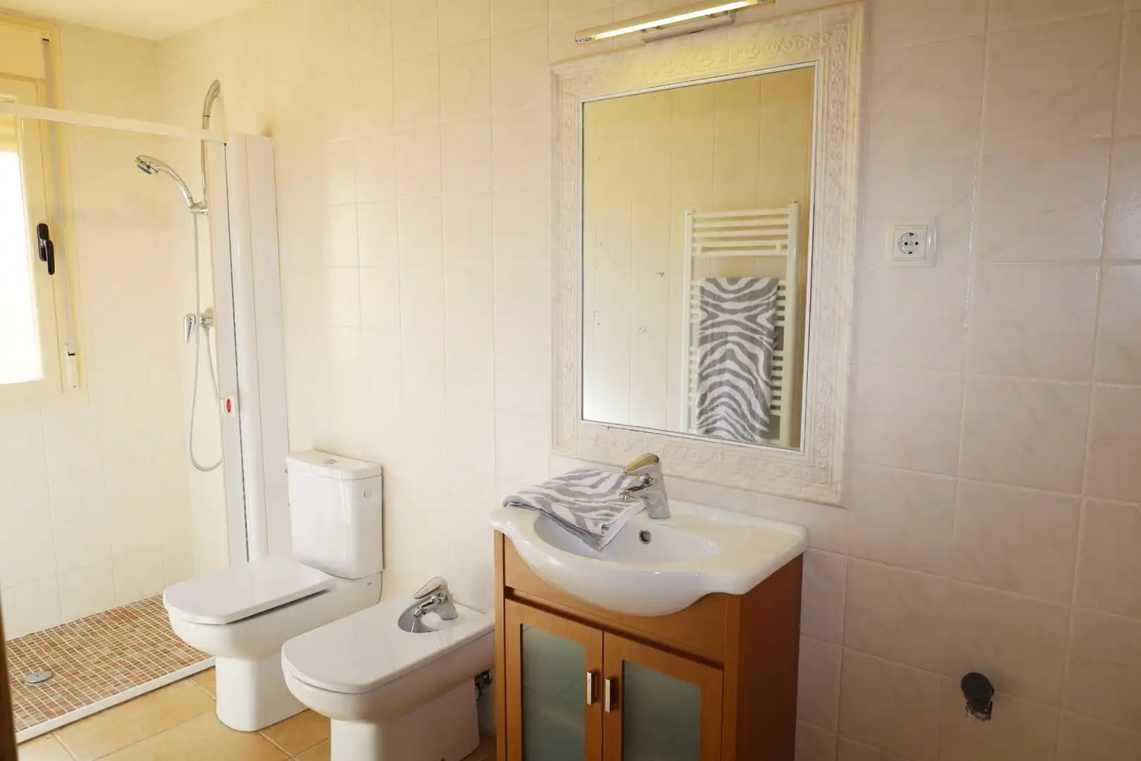 Bathroom of Houses for sale in Híjar  with Air Conditioner, Heating and Terrace