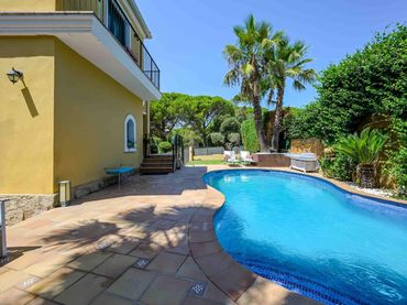 Casa bifamiliare con balcone in vendita a Carrer SUREDA