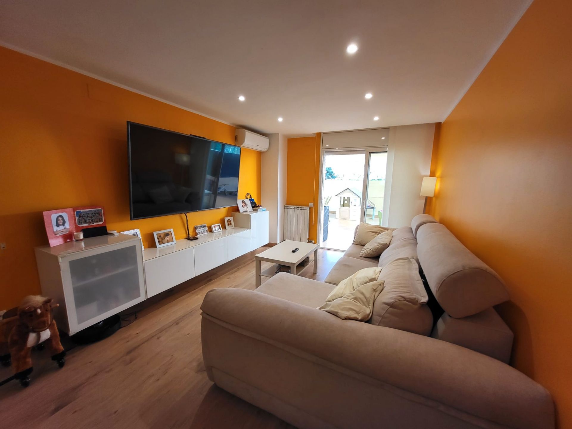 Sala d'estar de Planta baixa en venda en Calella amb Aire condicionat, Calefacció i Parquet