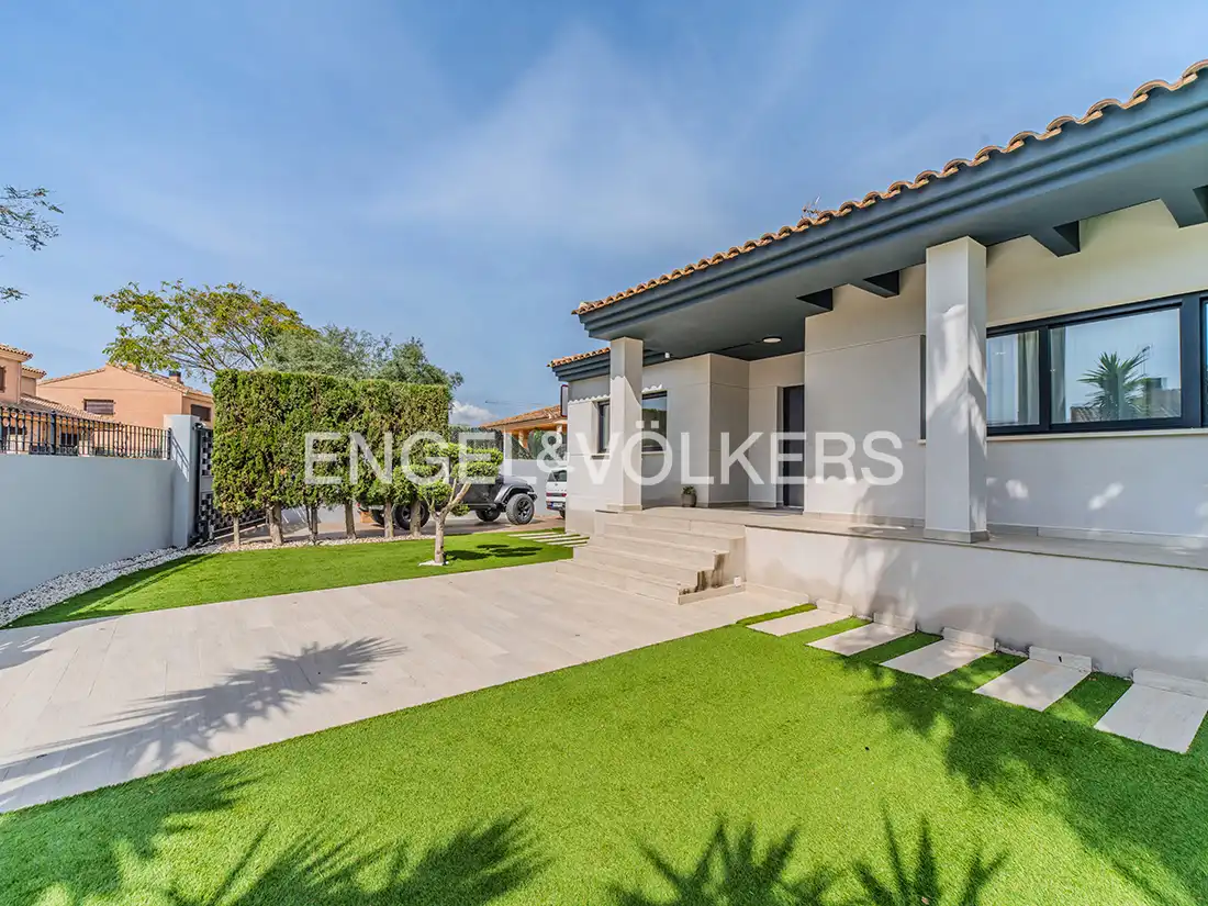 Vista exterior de Casa o chalet en venta en Mutxamel con Aire acondicionado, Calefacción y Jardín privado