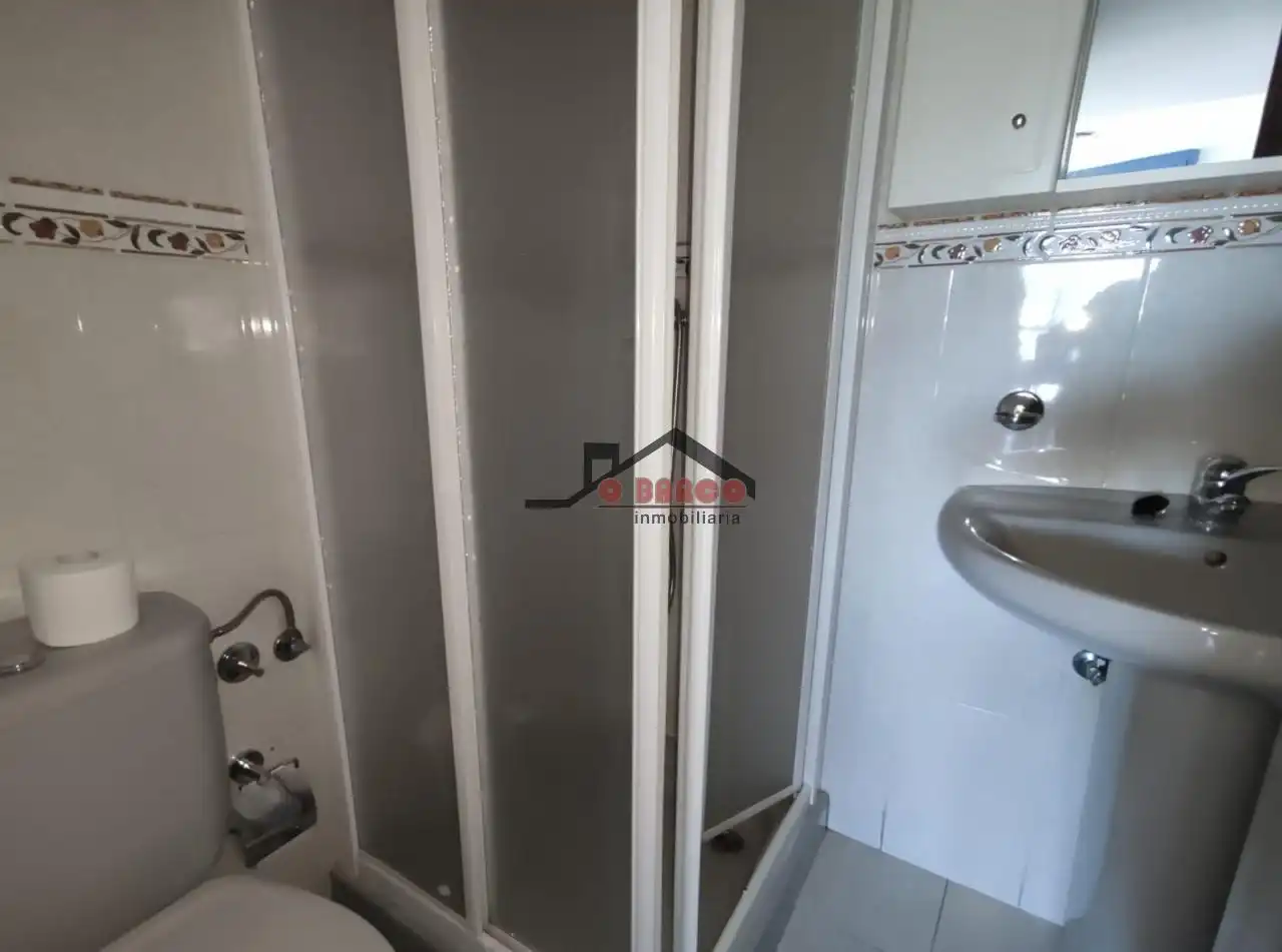 Baño de Apartamento en venta en O Barco de Valdeorras   con Calefacción y Amueblado