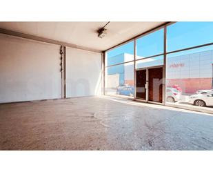 Industrial buildings to rent in Vic