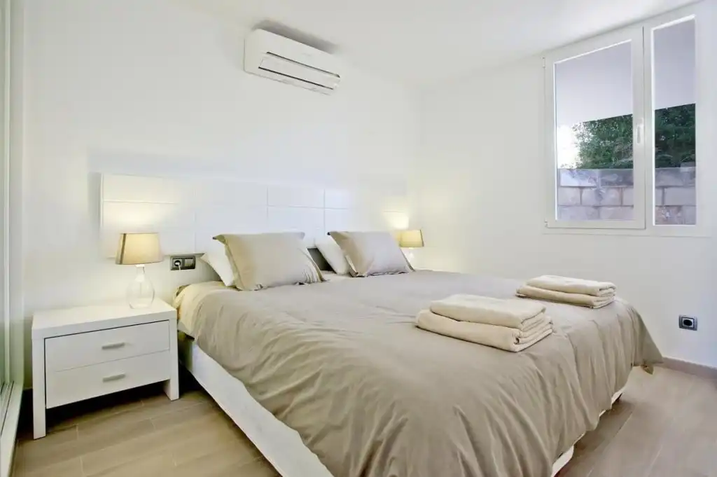 Schlafzimmer von Erdgeschoss zum Verkauf in Andratx mit Klimaanlage, Privatgarten und Terrasse