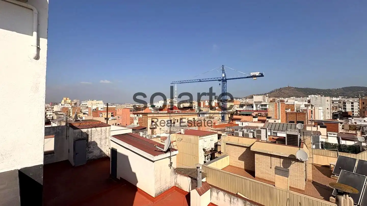 Vista exterior de Edificio en venta en L'Hospitalet de Llobregat