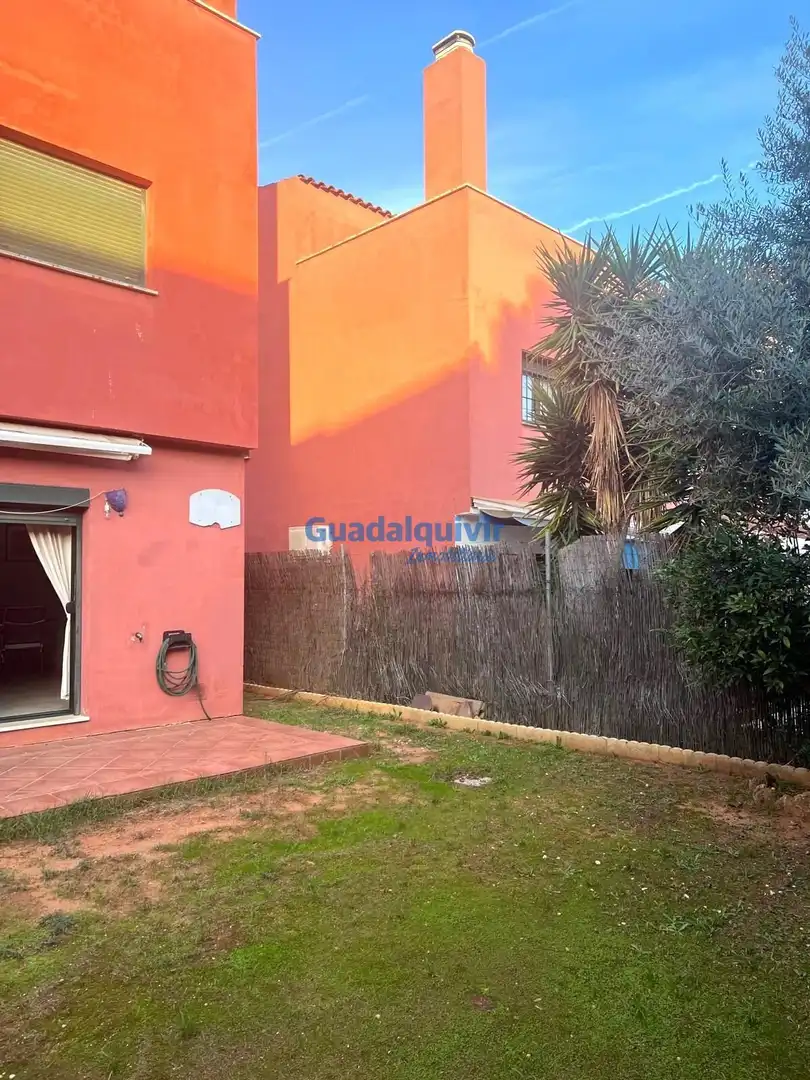 Jardí de Casa adosada en venda en Alcalá de Guadaira amb Jardí privat, Terrassa i Traster