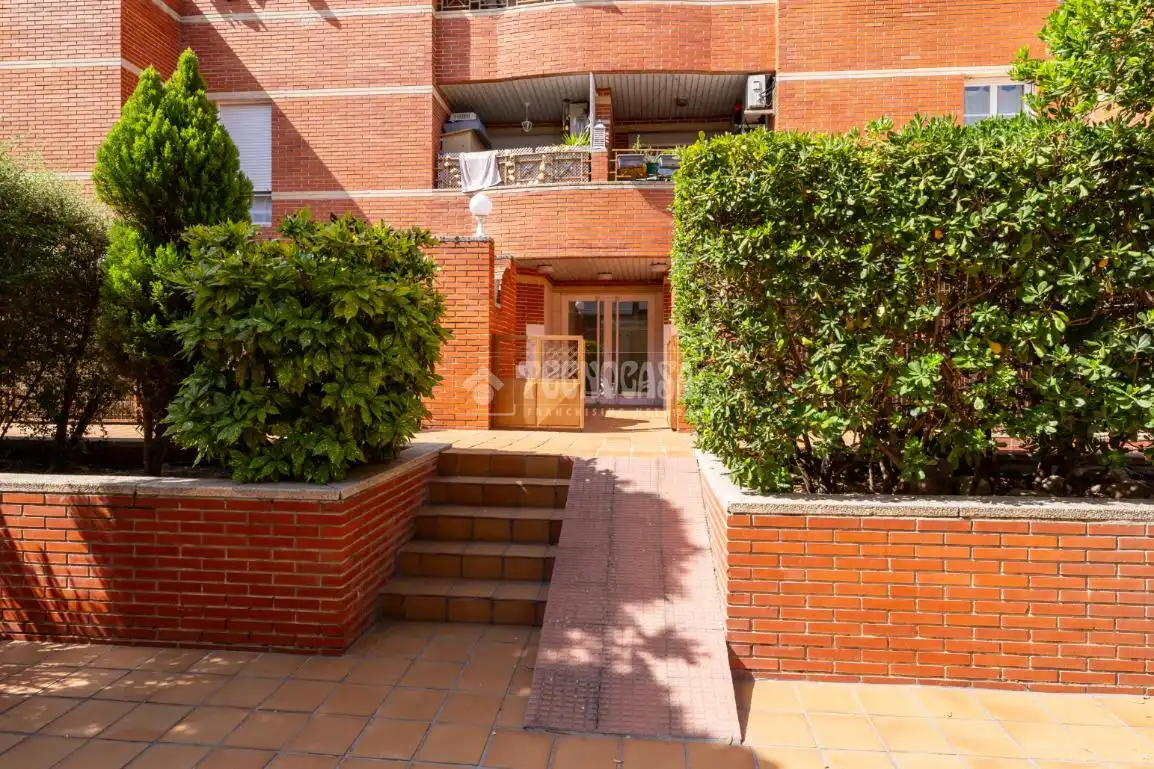 Vista exterior de Pis en venda en Las Rozas de Madrid amb Calefacció i Terrassa