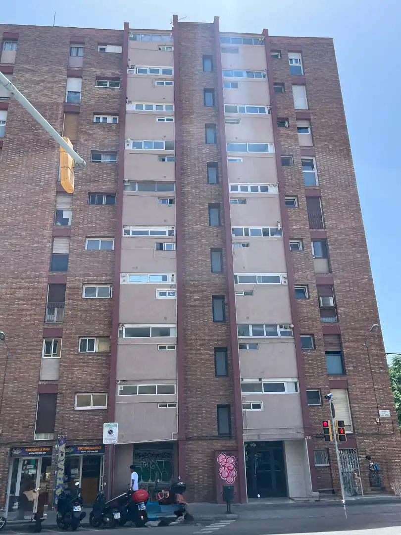 Vista exterior de Pis en venda en Barcelona amb Forn i Balcó