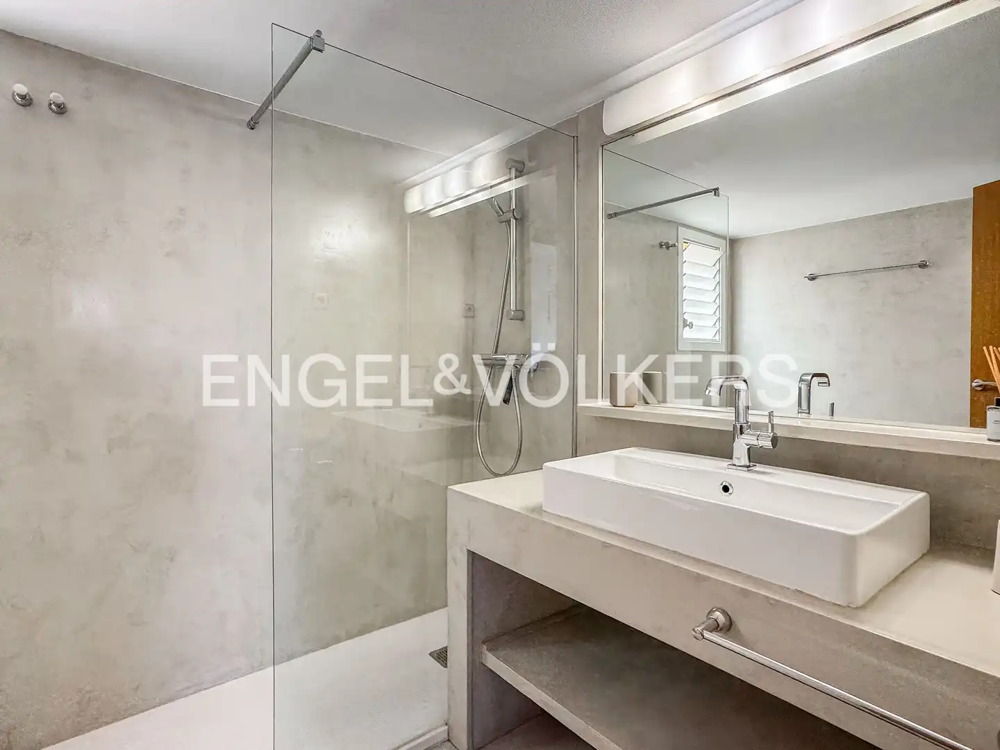 Baño de Ático de alquiler en Barcelona con Aire acondicionado, Calefacción y Parquet