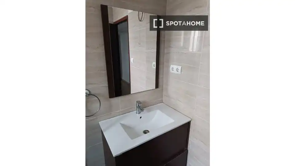 Baño de Piso para compartir en Moncada con Aire acondicionado, Calefacción y Amueblado