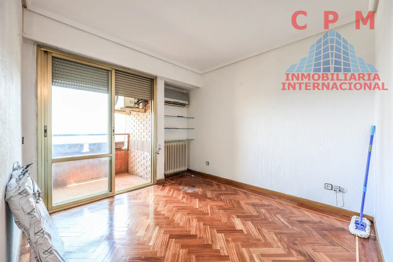 Living room of Flat for rent in Madrid  with Air Conditioner, Heating and Parquet flooring