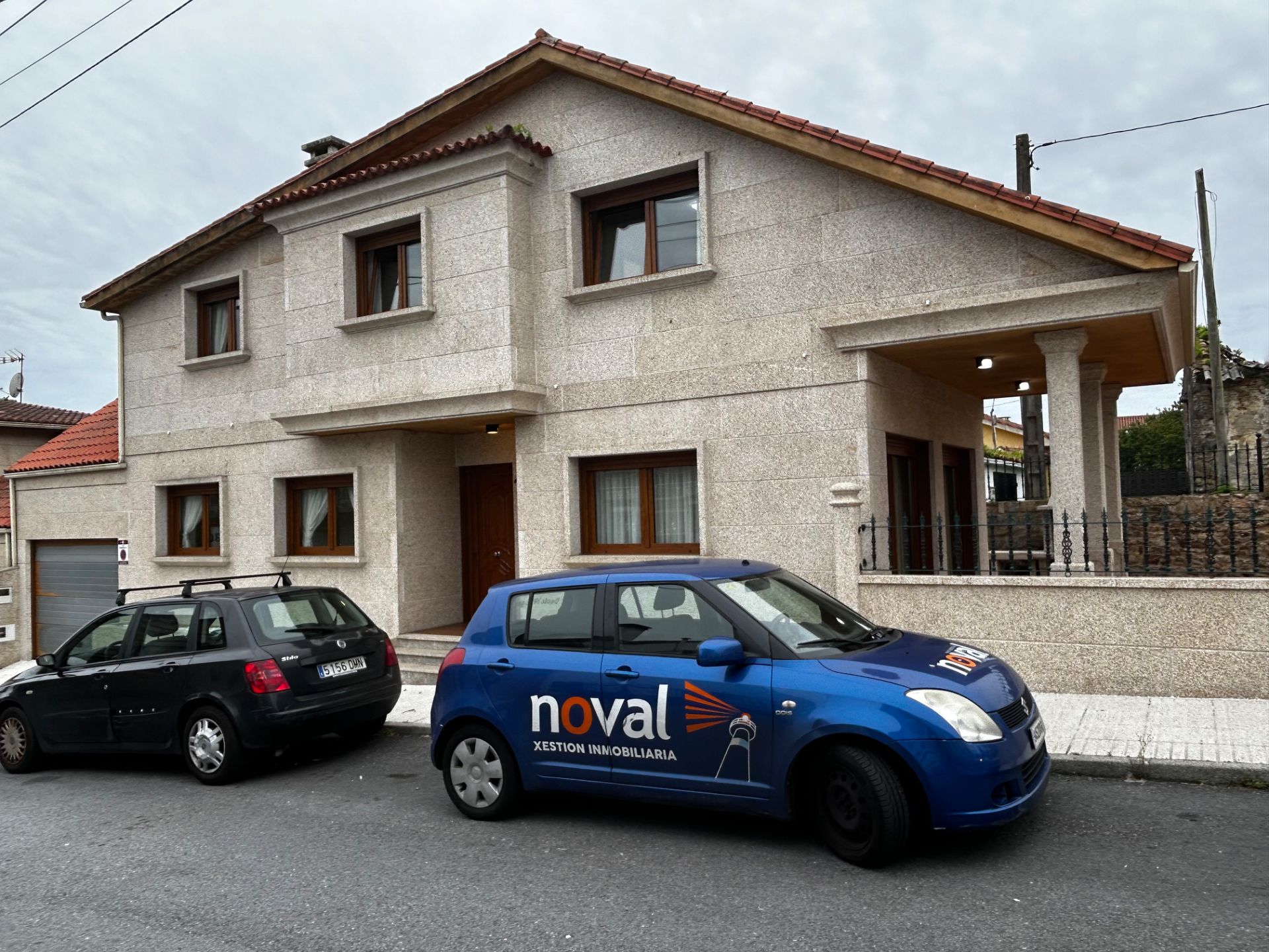 Vista exterior de Casa o xalet en venda en Vilagarcía de Arousa amb Calefacció, Jardí privat i Parquet