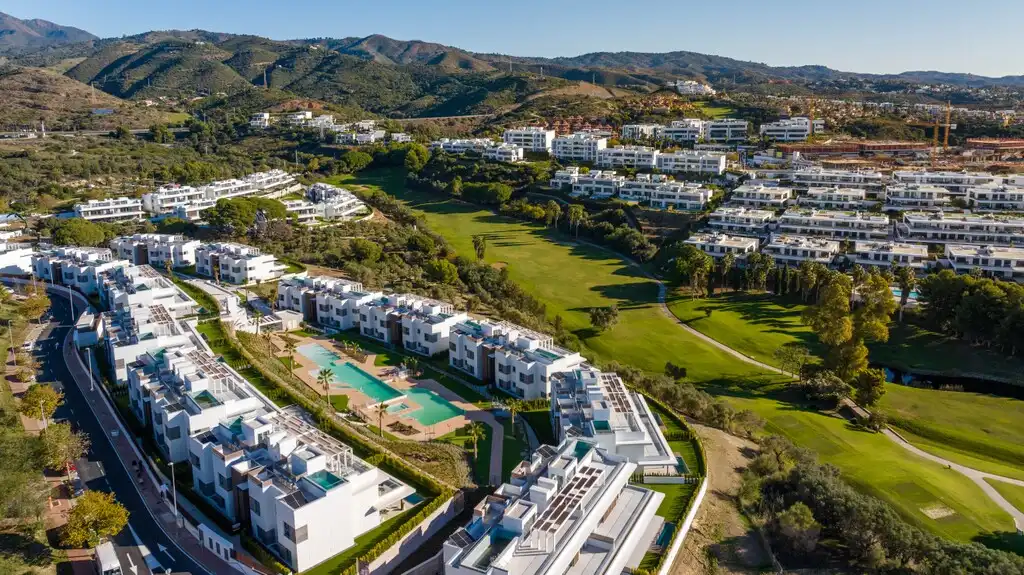 Vista exterior de Dúplex en venda en Marbella amb Terrassa i Piscina comunitària