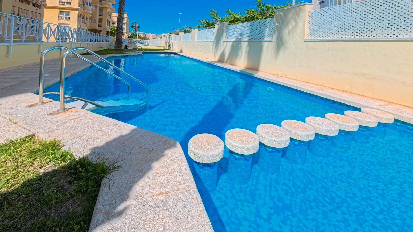 Piscina de Pis en venda en Alicante / Alacant amb Jardí privat, Terrassa i Piscina comunitària