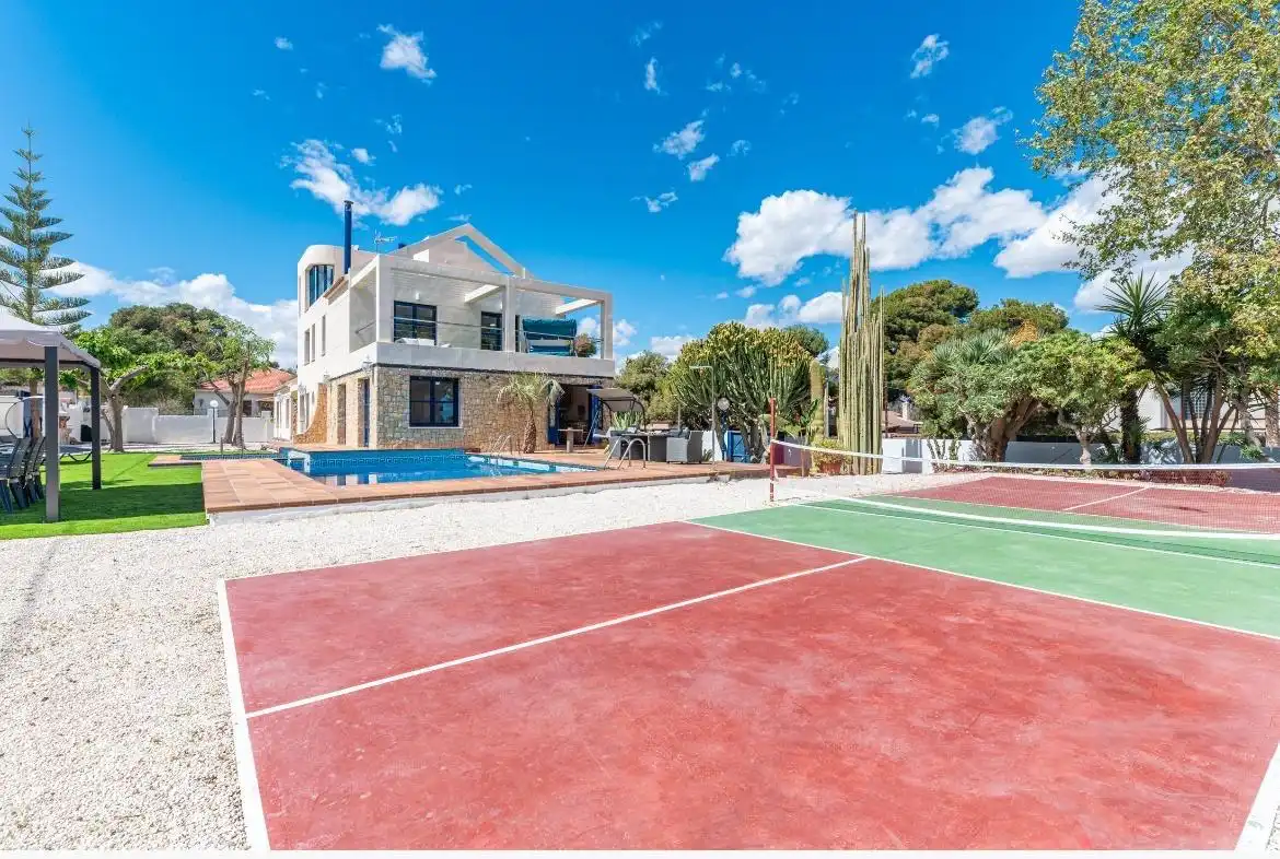 Piscina de Casa o xalet en venda en Alicante / Alacant amb Jardí privat, Terrassa i Traster