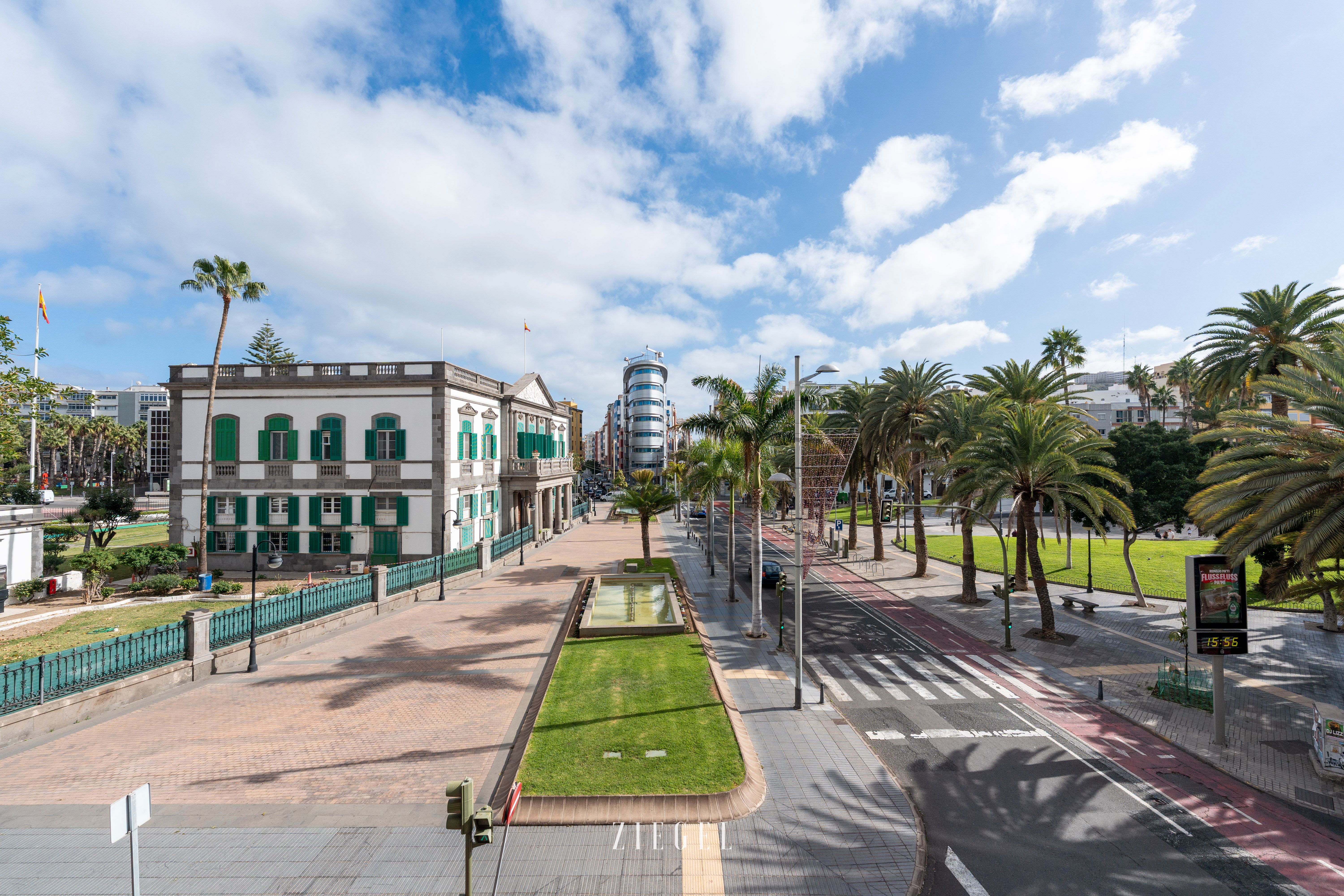 Exterior view of Flat for sale in Las Palmas de Gran Canaria  with Air Conditioner and Storage room