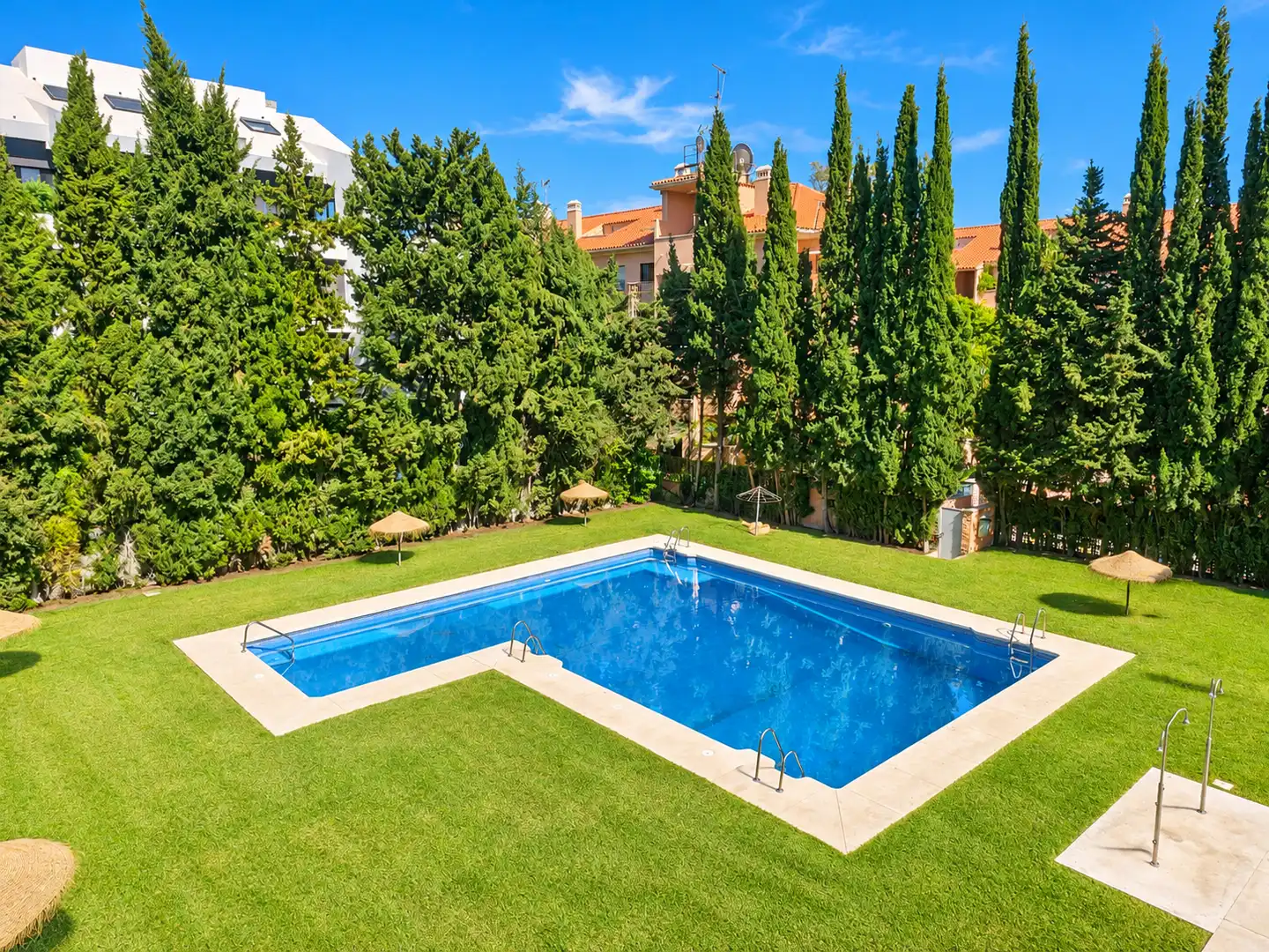 Piscina de Dúplex en venda en Marbella amb Moblat, Rentadora i Piscina comunitària