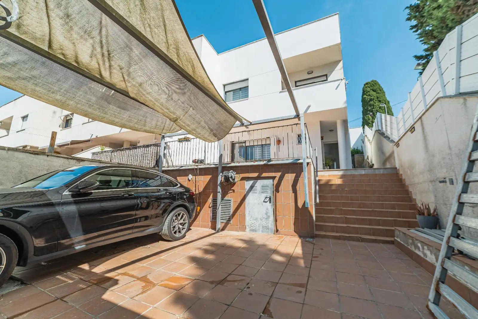 Außenansicht von Einfamilien-Reihenhaus zum Verkauf in Canet de Mar mit Klimaanlage, Heizung und Privatgarten