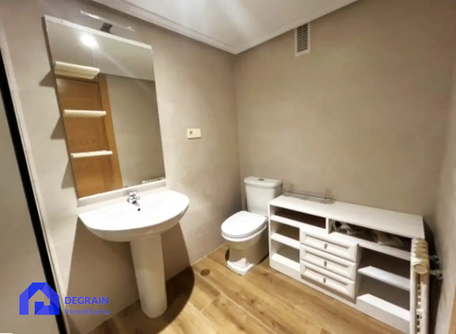 Baño de Piso en venta en Oviedo  con Calefacción, Terraza y Trastero