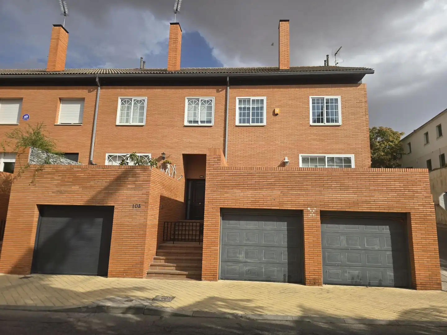 Vista exterior de Casa o xalet en venda en Campo Real amb Jardí privat, Terrassa i Traster