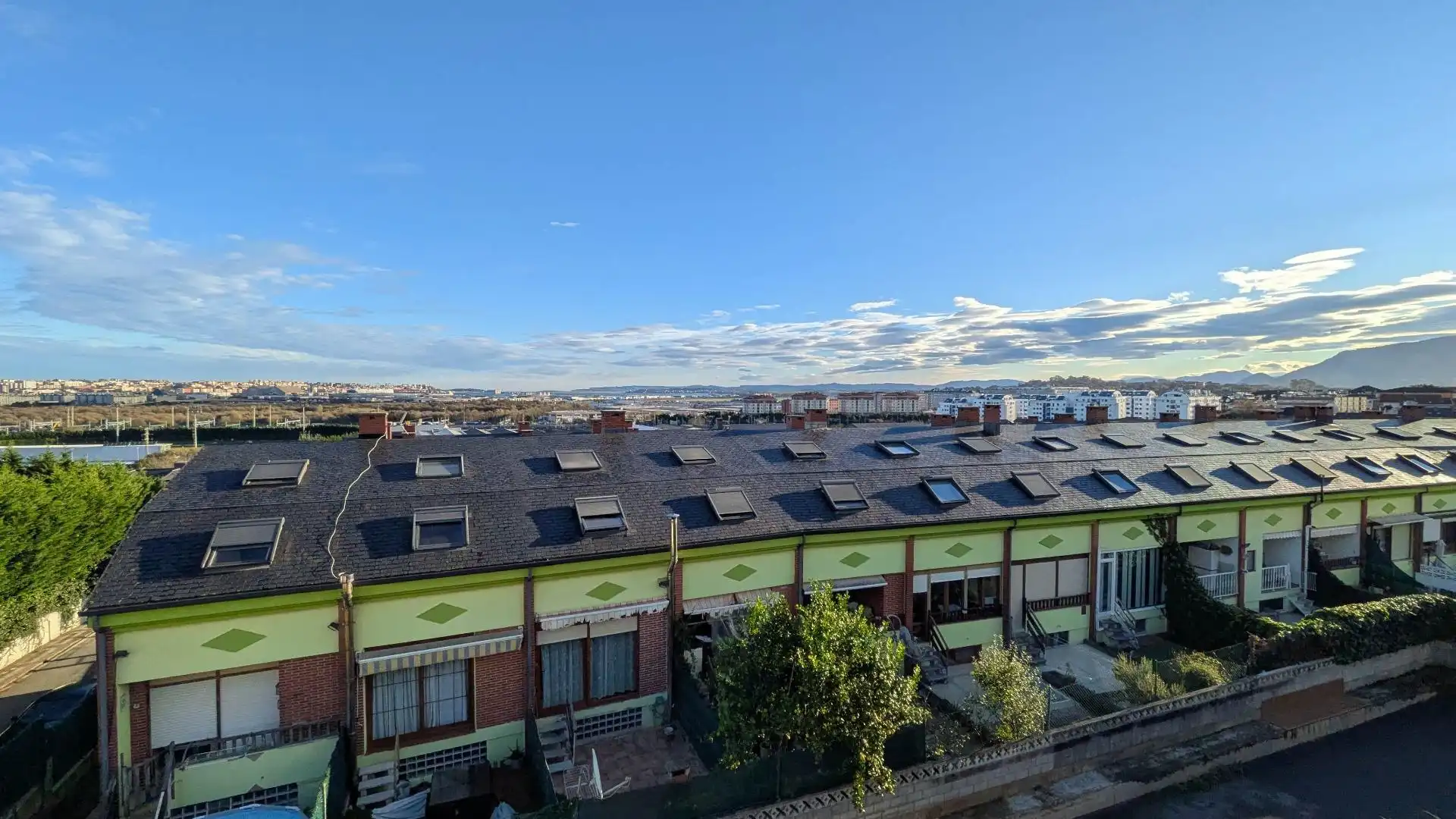Vista exterior de Casa adosada en venta en Camargo con Calefacción, Jardín privado y Terraza