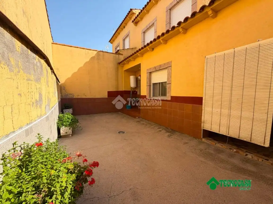 Vista exterior de Casa adosada en venda en Erustes