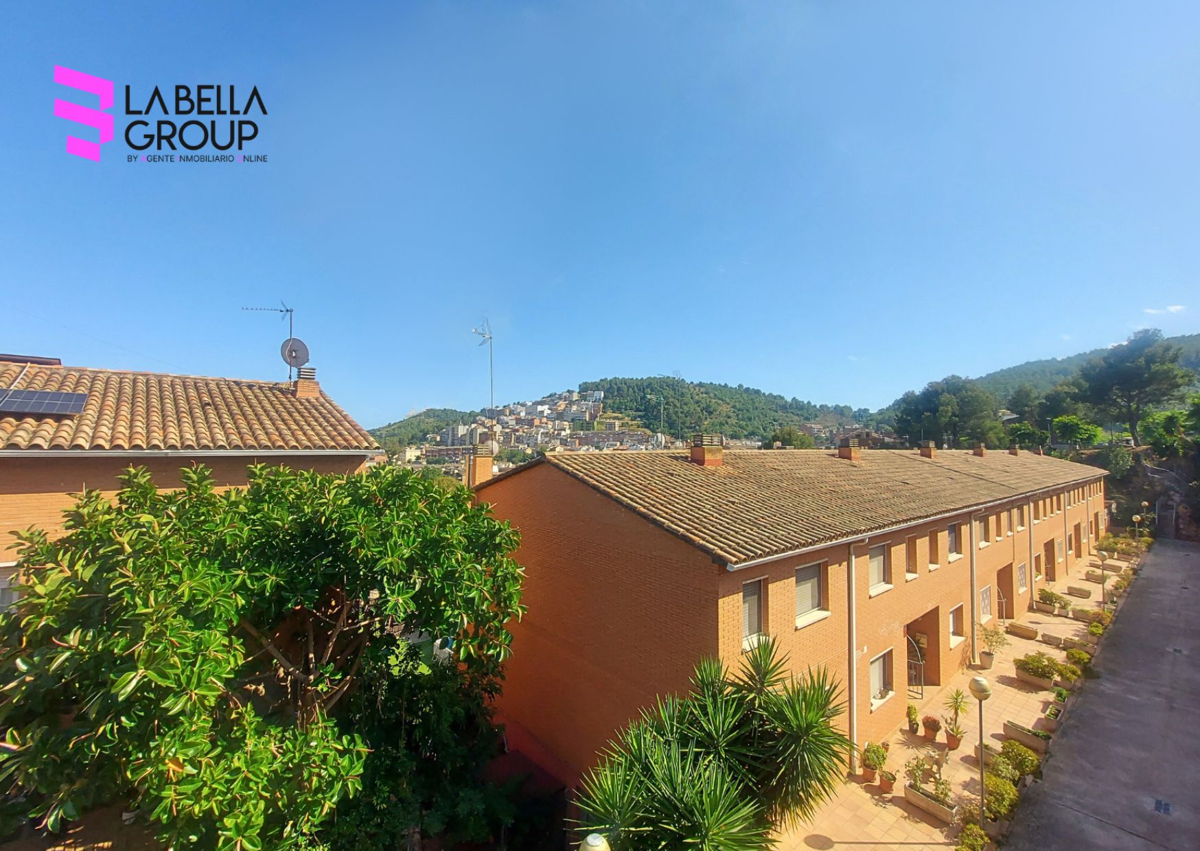 Exterior view of Single-family semi-detached for sale in Sant Climent de Llobregat  with Air Conditioner, Heating and Terrace