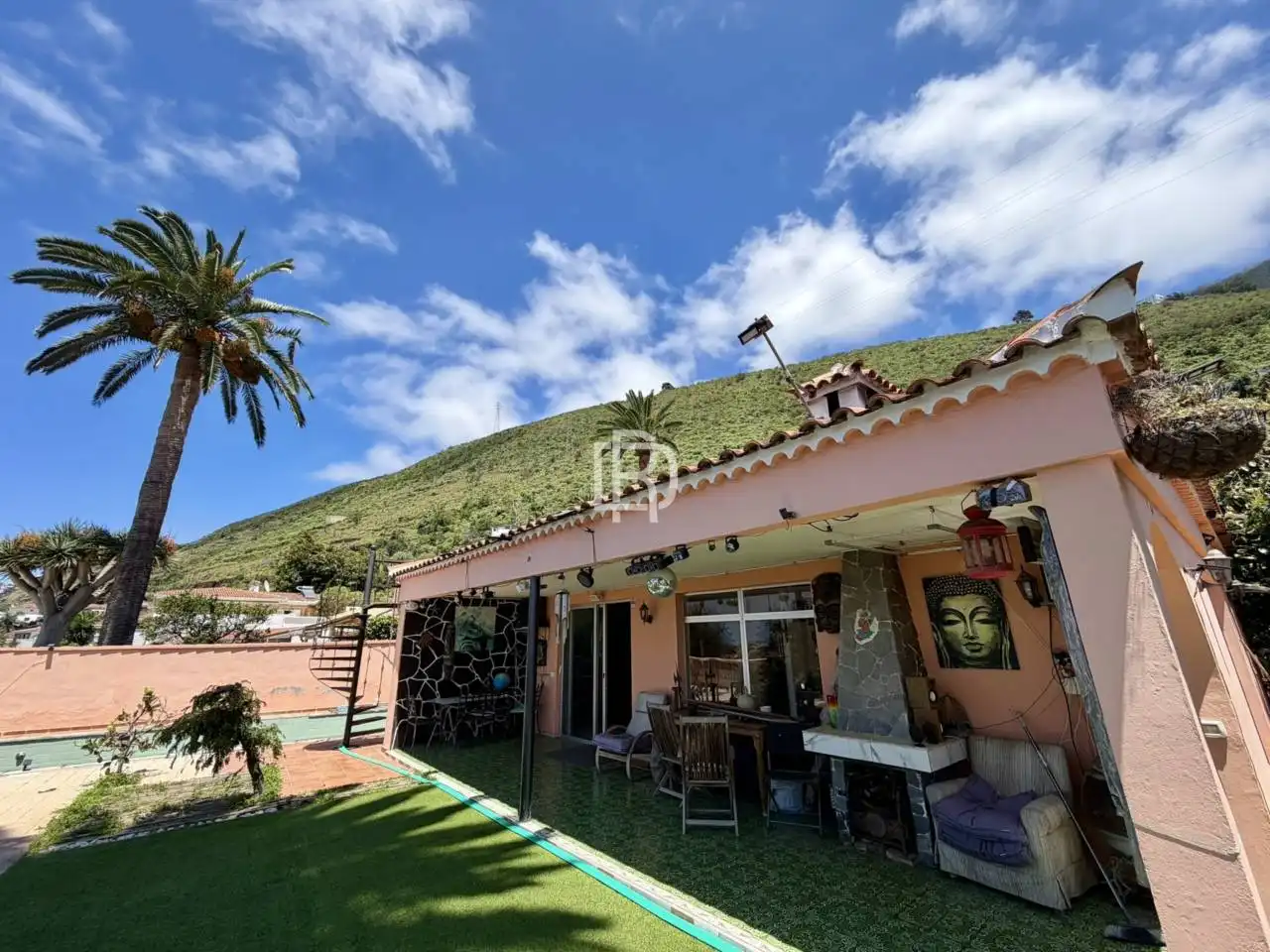 Vista exterior de Casa o xalet en venda en La Orotava amb Jardí privat, Piscina i Moblat