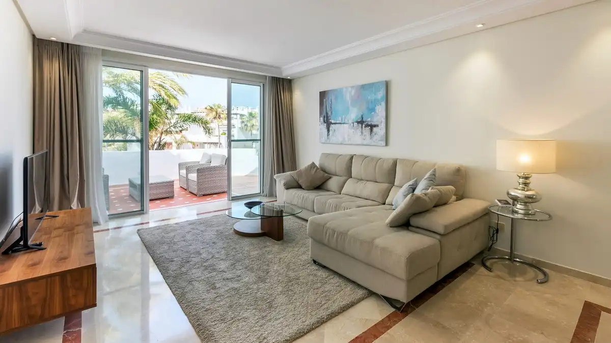 Sala d'estar de Dúplex de lloguer en Marbella amb Aire condicionat, Terrassa i Traster