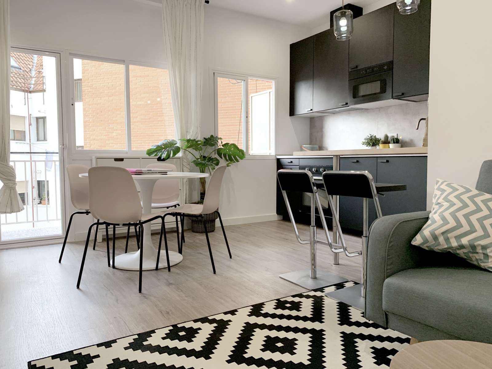 Menjador de Apartament per a compartir en  Madrid Capital amb Aire condicionat, Terrassa i Moblat