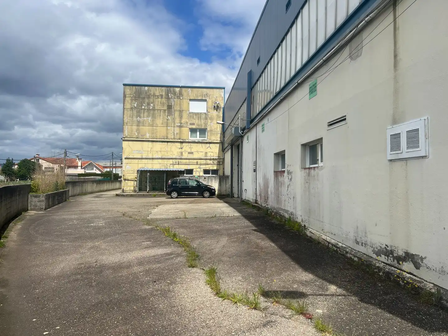 Vista exterior de Nave industrial de alquiler en Vigo  con Calefacción y Alarma
