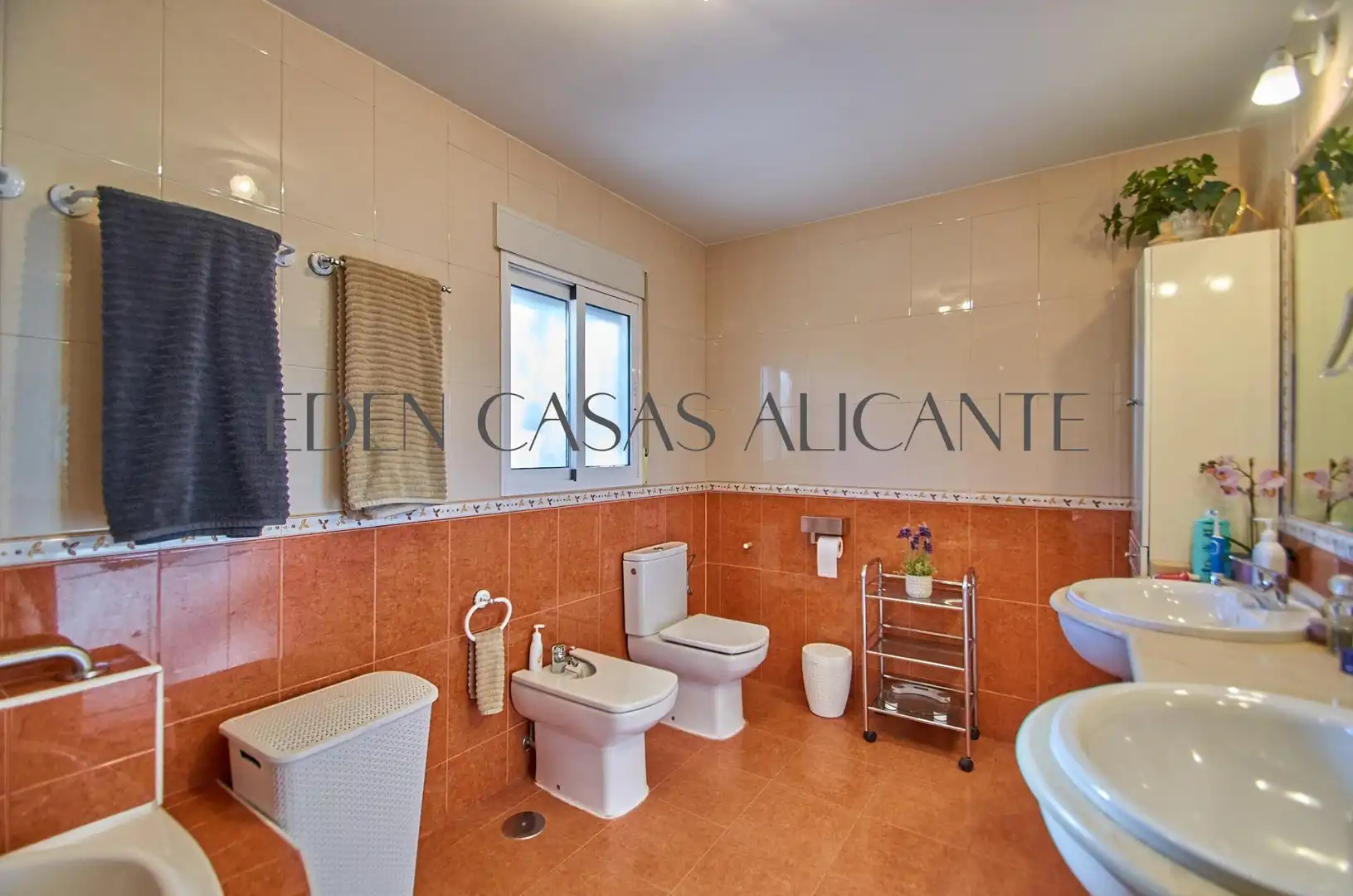 Bany de Casa o xalet en venda en Alicante / Alacant amb Aire condicionat, Jardí privat i Terrassa