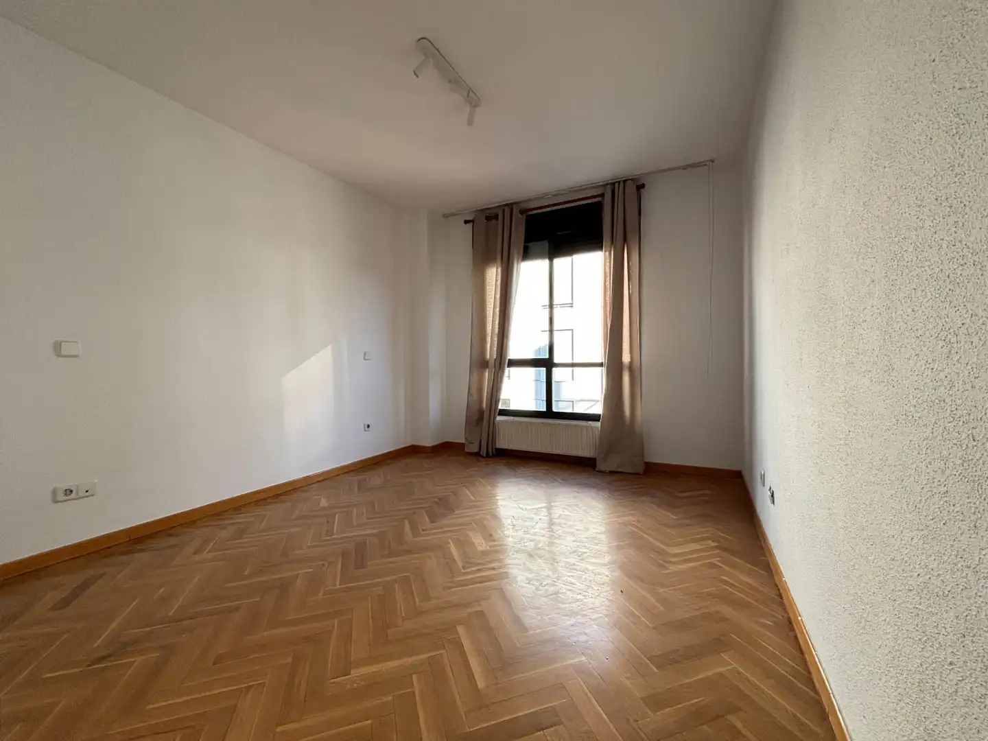 Bedroom of Flat for rent in Madrid  with Air Conditioner, Heating and Private garden