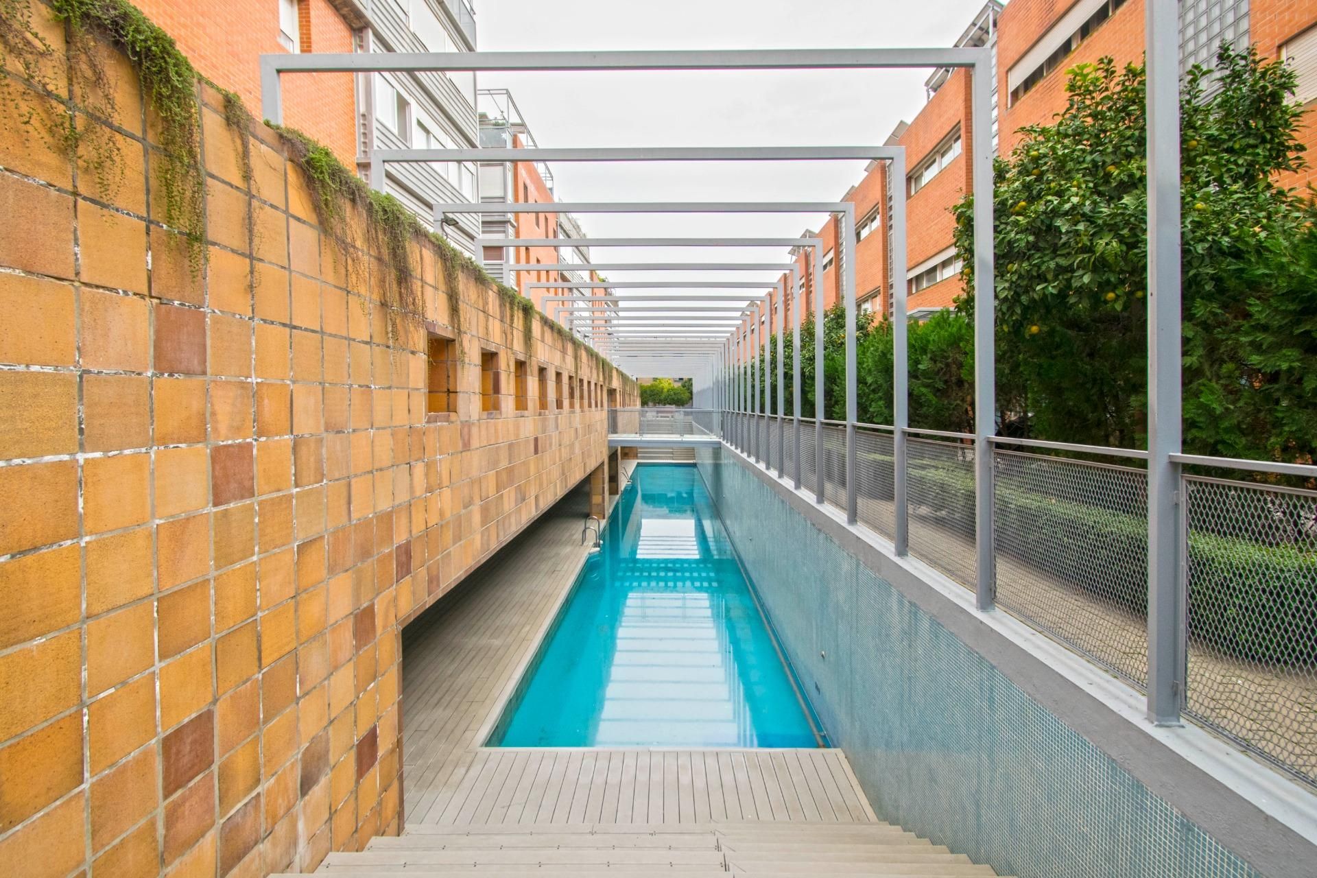 Swimming pool of Flat for sale in  Sevilla Capital  with Air Conditioner, Heating and Private garden