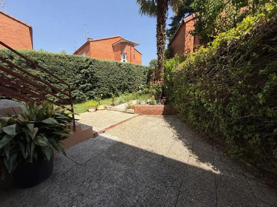 Jardí de Casa adosada en venda en Collado Villalba amb Calefacció, Traster i Alarma