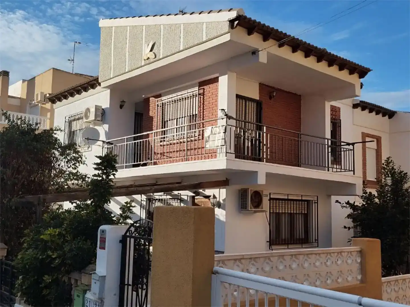 Vista exterior de Casa adosada en venda en Águilas amb Aire condicionat i Balcó