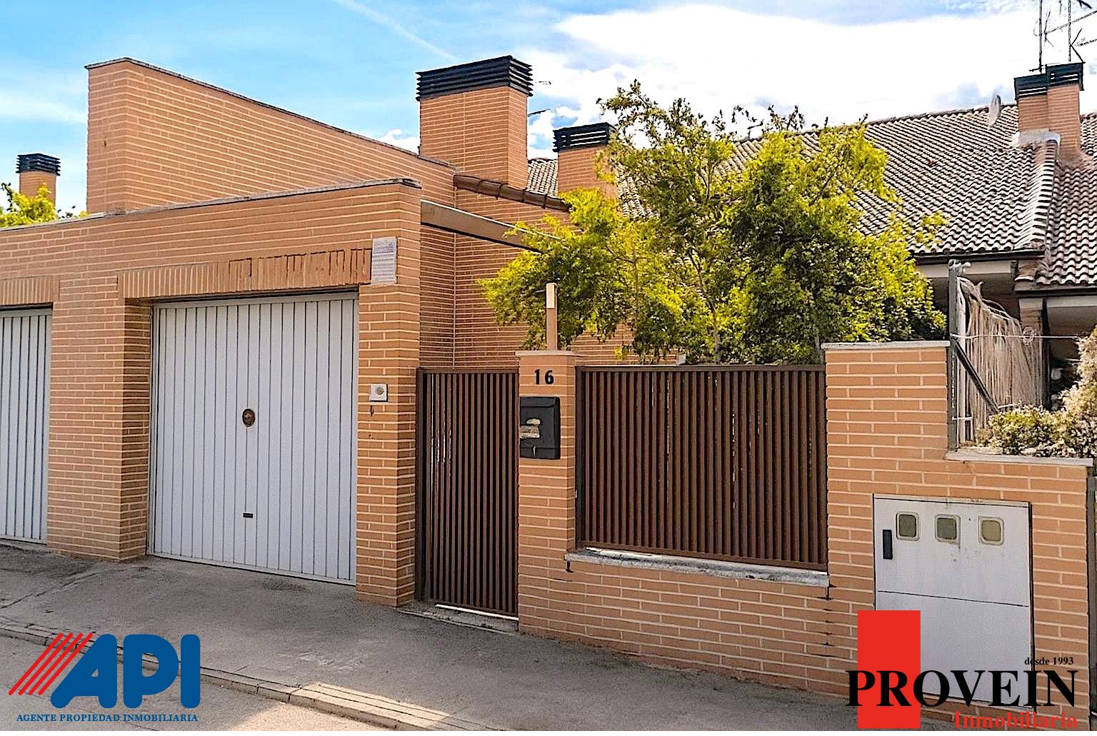 Vista exterior de Casa adosada en venda en Santa Cruz del Retamar amb Calefacció, Jardí privat i Terrassa