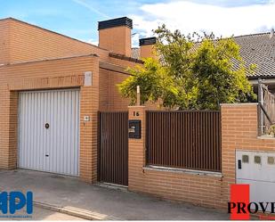 Vista exterior de Casa adosada en venda en Santa Cruz del Retamar amb Calefacció, Jardí privat i Terrassa