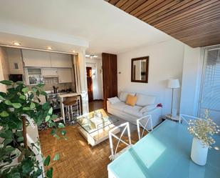 Sala d'estar de Apartament en venda en  Madrid Capital amb Aire condicionat i Moblat