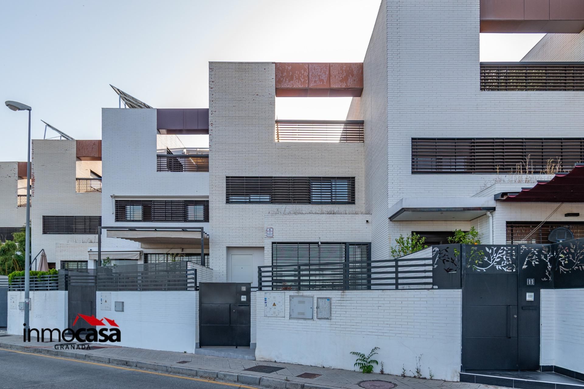 Exterior view of Single-family semi-detached for sale in  Granada Capital  with Terrace and Storage room
