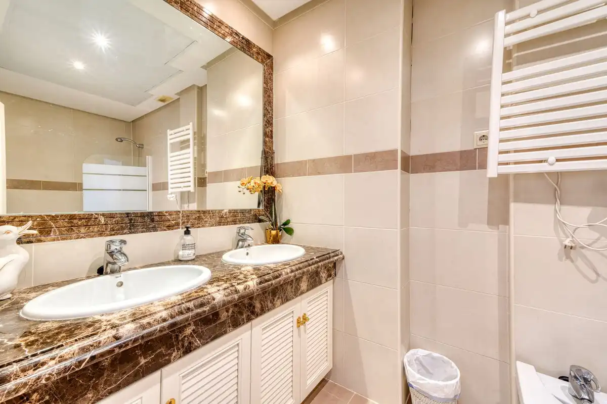 Baño de Casa adosada en venta en Estepona con Aire acondicionado, Terraza y Piscina comunitaria