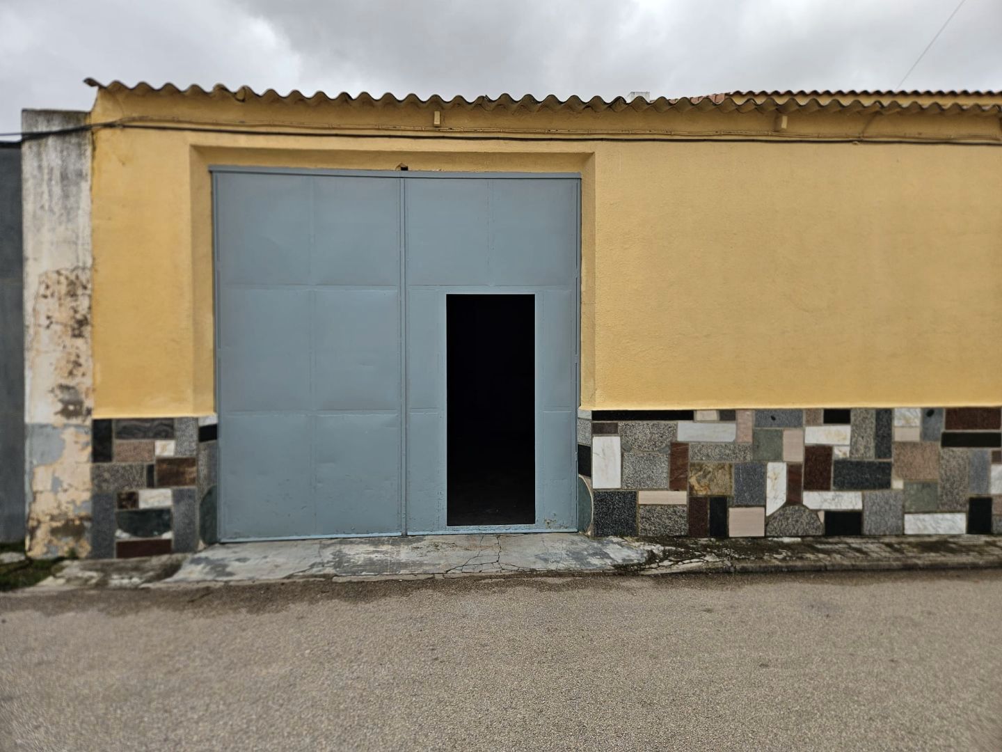 Exterior view of Box room for sale in Villamayor de Santiago  with Alarm
