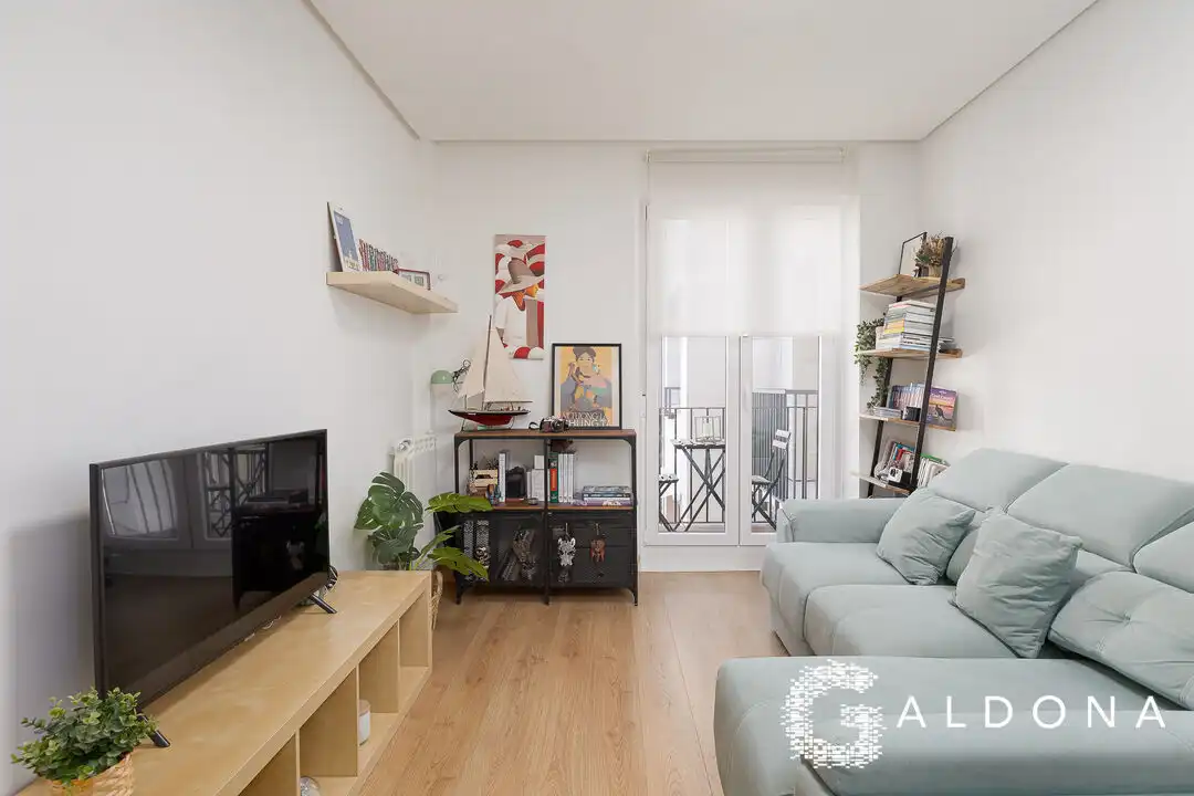 Sala d'estar de Pis en venda en Donostia - San Sebastián  amb Calefacció, Traster i Balcó