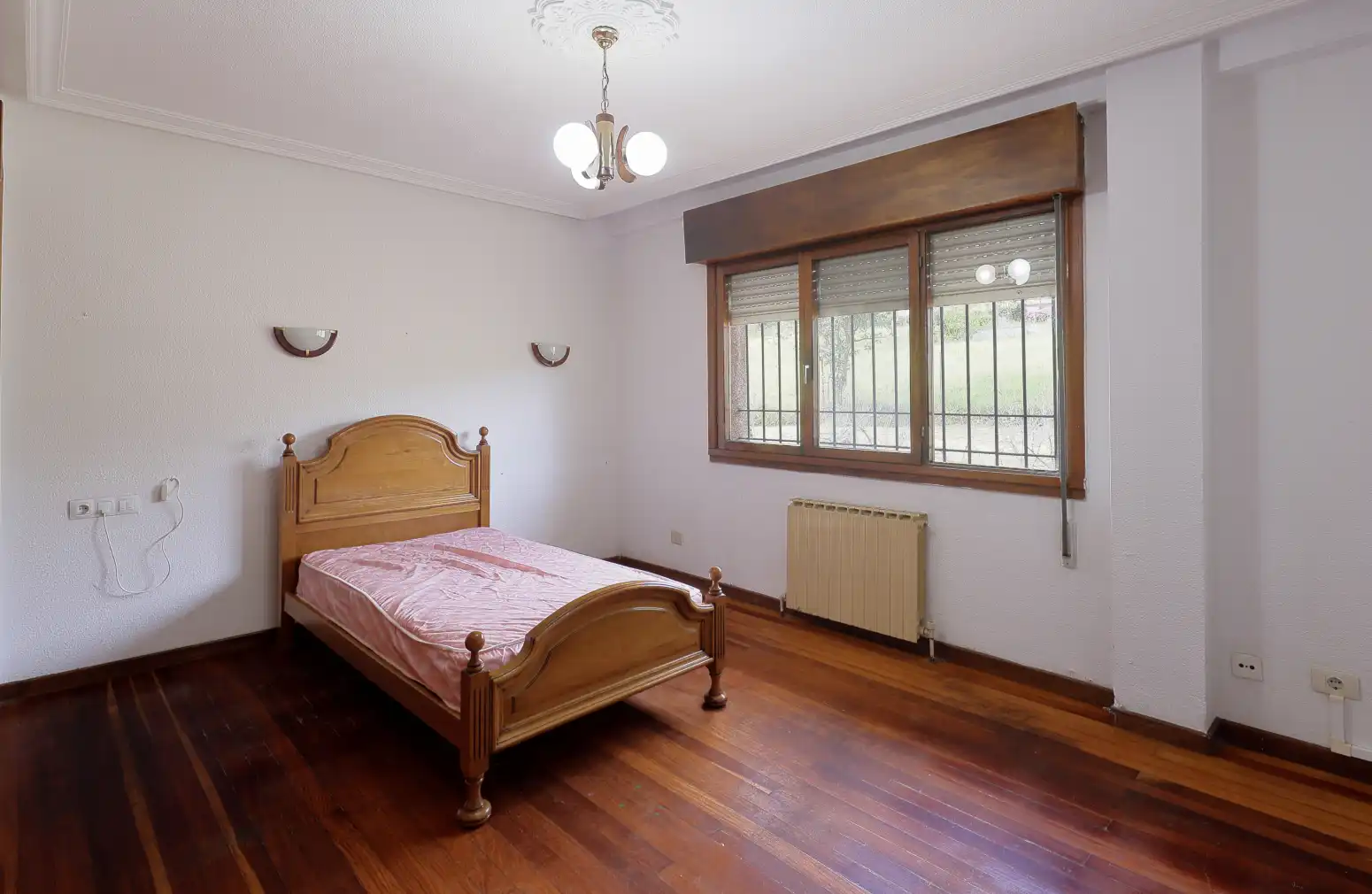 Dormitori de Casa o xalet en venda en Gijón  amb Calefacció, Parquet i Terrassa