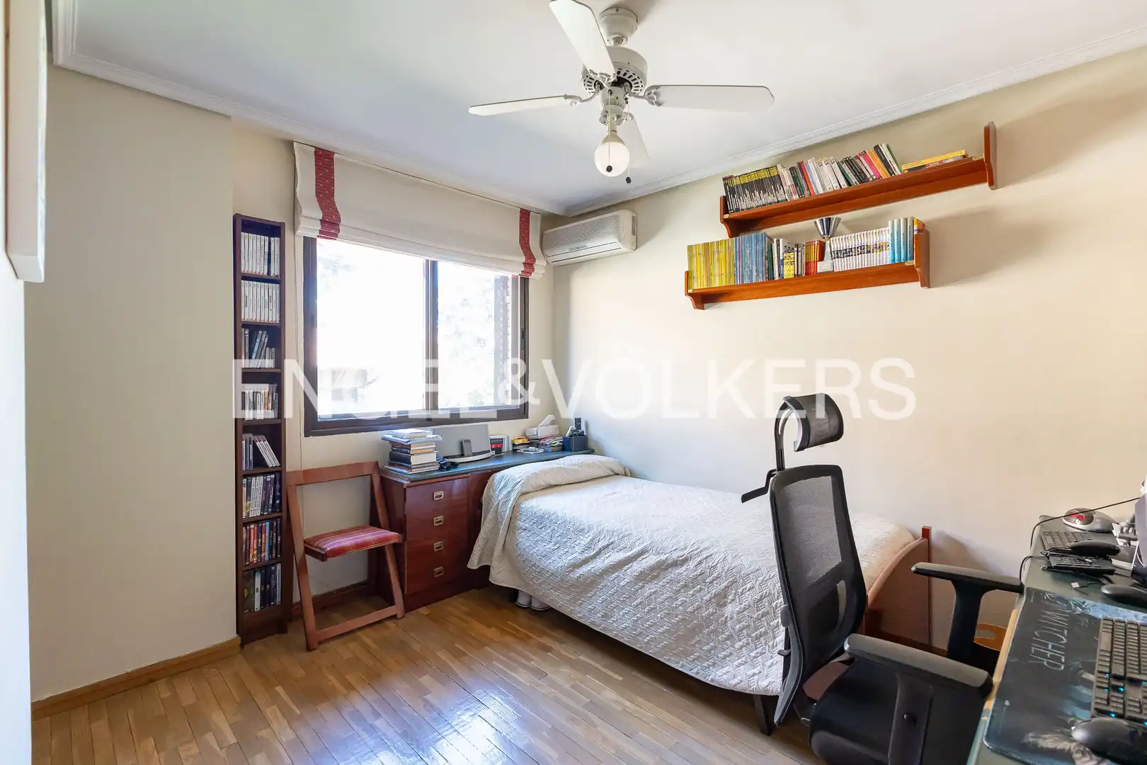 Habitación de Casa adosada en venta en Madrid con Aire acondicionado, Calefacción y Jardín privado