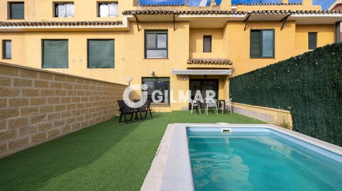 Chalet Adosado en Cancelada de 200 m2 repartido en planta en Urbanización Mirador de Costalita. Cuenta con 3 dormitorios, 3 baños,
