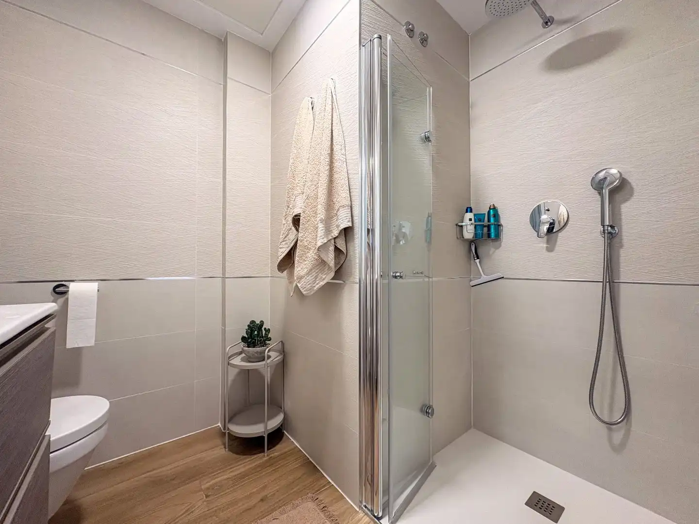Baño de Piso de alquiler en Torrevieja con Aire acondicionado, Calefacción y Jardín privado