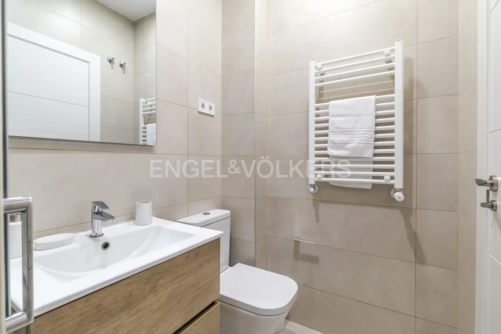 Bany de Apartament de lloguer en Madrid amb Aire condicionat, Calefacció i Moblat